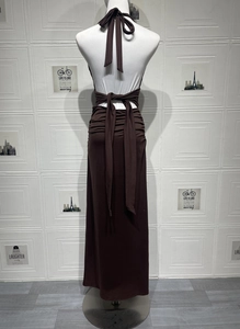 Détail d'une robe longue dos nu marron foncé avec attaches licou et fronces à la taille