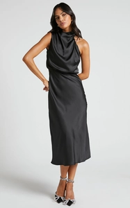 Details eines eleganten schwarzen Satin-Midikleids mit Wasserfallausschnitt und Seidenglanz
