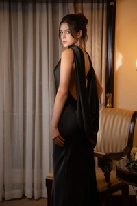 Détail d'une élégante robe de soirée dos nu en satin noir avec rubans d'épaules