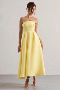 Vue détaillée d'une robe de soirée jaune sans bretelles avec taille plissée et coupe en A