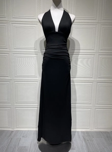 Vue détaillée du col en V plongeant et de la texture froncée de cette robe longue noire