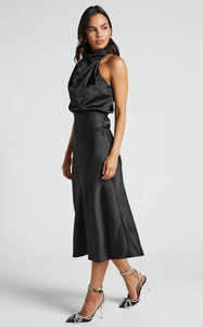 Detail eines eleganten schwarzen Satin-Midikleids mit Neckholder und drapierten Falten