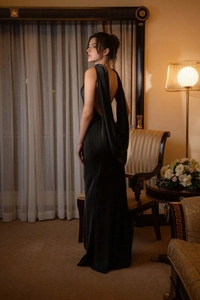 Design dos nu élégant de cette robe de soirée en satin noir avec détail drapé et coupe longue