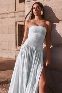 Détail du corsage froncé et de la fente latérale haute sur la robe longue bleu clair