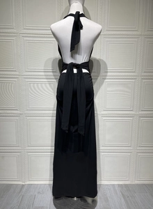 Vue détaillée du dos d'une robe longue noire dos nu avec un élégant nœud papillon