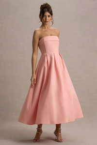 Détail d'une robe midi bustier rose avec taille plissée et jupe évasée volumineuse