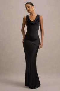 Elegante abito da sera in raso nero con scollo a cappuccio e silhouette a sirena