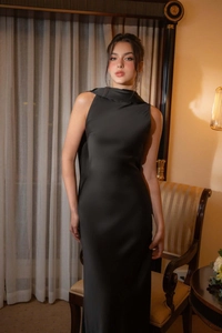 Détail d'une robe longue élégante en satin noir sans manches avec un col écharpe haut