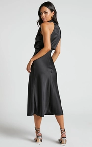 Detail eines eleganten schwarzen Satin-Midikleids mit Neckholder und schmaler Passform