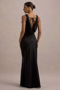 Dettaglio dell'elegante design a schiena scoperta con lacci su un abito da sera in raso nero