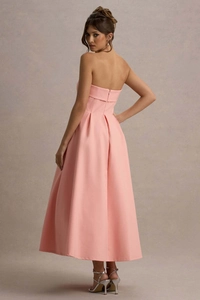 Vue arrière d'une robe de cocktail bustier pêche avec fermeture éclair et plis