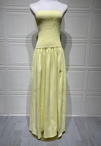 Vue détaillée du bustier froncé et de la texture de cette robe longue jaune pâle