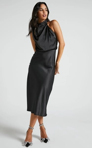 Detailansicht eines eleganten schwarzen Satin-Midikleids mit Neckholder und schmaler Passform