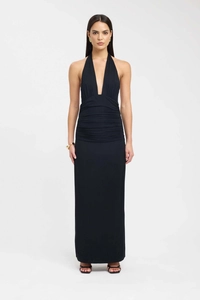 Détail d'une robe longue noire à licou avec décolleté en V profond et taille froncée élégante