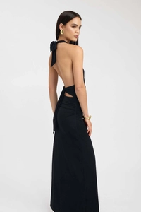 Détail de la robe longue dos nu noire avec découpe à la taille et design sophistiqué