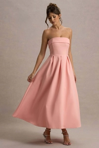 Détail de la taille haute plissée et de la texture du tissu de la robe bustier rose