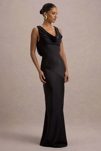 Dettaglio dell'elegante abito da sera in raso nero con scollo a cappuccio e taglio slim
