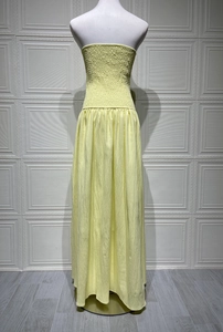 Détail de la robe longue bustier jaune clair avec texture smockée élastique et tissu fluide