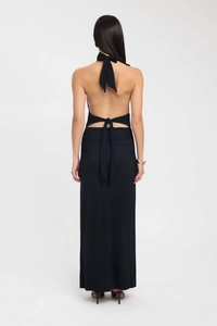 Détail du dos de la robe longue dos nu noire sexy avec conception à lacets ouverts