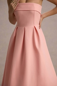 Détail de la robe bustier rose élégante avec taille plissée raffinée et jupe évasée en A
