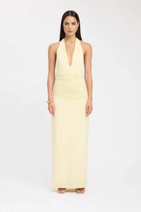 Détail de la robe longue dos nu crème avec taille plissée froncée et décolleté plongeant