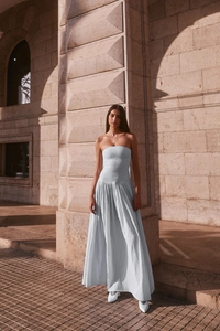 Détail du bustier smocké sur une robe longue bleu clair sans bretelles ni dos