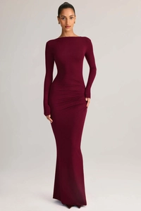 Dettaglio dell'elegante abito lungo bordeaux attillato con arricciatura laterale e scollo