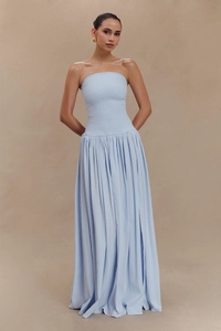 Détail de la robe longue bustier bleu clair avec buste smocké et jupe plissée fluide