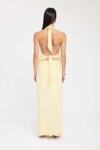 Détail du lien licou et du dos nu sur cette élégante robe longue de couleur crème
