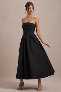 Détail de la robe bustier noire avec taille plissée et silhouette trapèze élégante de soirée