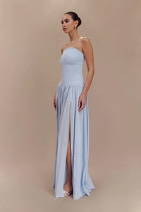 Détail de robe longue bustier bleu clair avec haut froncé et fente latérale montante