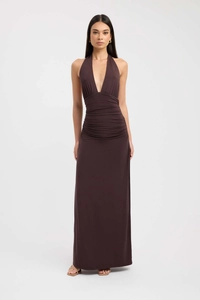 Détail du décolleté en V profond et de la taille froncée sur cette robe longue marron