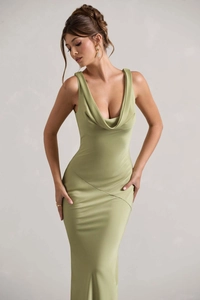 Dettaglio dell'elegante scollo a cappuccio di un abito da sera in raso verde salvia