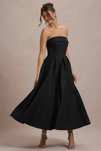 Détail de l'élégante robe bustier noire trapèze avec jupe plissée et taille haute chic