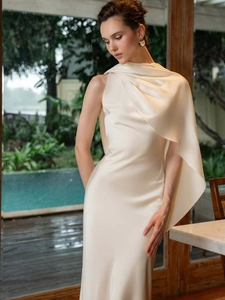 Robe de soirée élégante en satin crème avec épaule asymétrique drapée et longueur maxi
