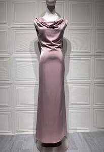 Détail du col bénitier élégant et du tissu satiné brillant sur la robe de soirée mauve