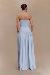 Détail de la robe maxi bustier bleu clair avec haut smocké et dos ouvert élégant froissé