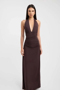 Détail d'une robe longue dos nu marron foncé avec décolleté en V et fronces élégantes