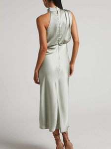 Elegantes salbeigrünes Neckholder-Maxikleid aus Satin mit rückenfreiem Design