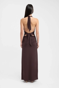 Vue arrière d'une robe longue dos nu marron chocolat avec découpe et nœud à la taille