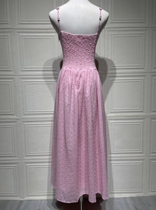 Dettaglio dell'abito lungo ricamato rosa con il design posteriore elasticizzato smock