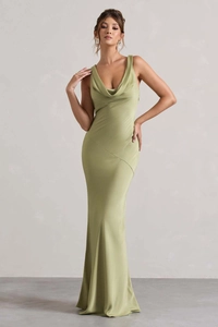 Dettaglio dell'abito in raso verde oliva con elegante scollo a cappuccio e finitura lucida