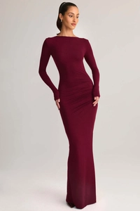 Dettaglio dell'abito bordeaux a maniche lunghe con design arricciato e vestibilità slim