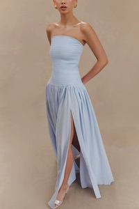 Détail de la robe bustier bleu clair avec haut froncé, fente haute et tissu texturé été