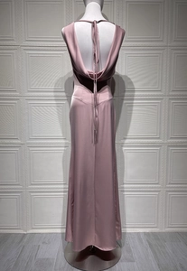 Détail de la robe longue en satin élégante avec dos nu licou et tissu en soie drapé fluide