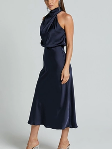 Elegantes marineblaues Satin-Midikleid mit Neckholder und seidiger Textur für Damen