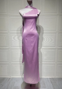 Détail de la robe en satin lilas montrant la texture lisse et l'éclat métallique