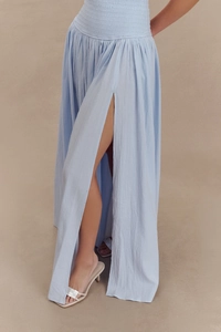 Détail de la robe longue bleu clair avec tissu plissé et fente latérale haute