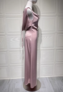 Détail d'une robe en satin lavande avec fermeture éclair latérale invisible et drapé fluide