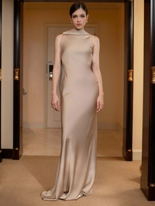 Robe de soirée élégante en satin champagne avec un design raffiné à col bénitier